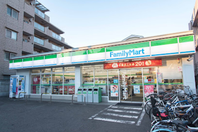 コンビニ　ファミリーマート三ツ沢上町駅前店（コンビニ）まで399m