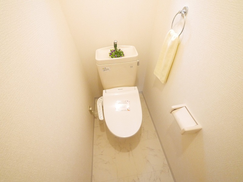 トイレ　落ち着いた色調のトイレです
