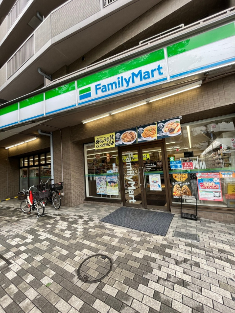 コンビニ　ファミリーマート（コンビニ）まで220m