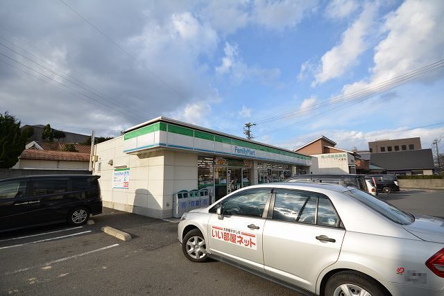 コンビニ　ファミリーマート（コンビニ）まで100m