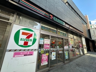 コンビニ　セブンイレブン赤坂3丁目一ツ木通り店（コンビニ）まで160m