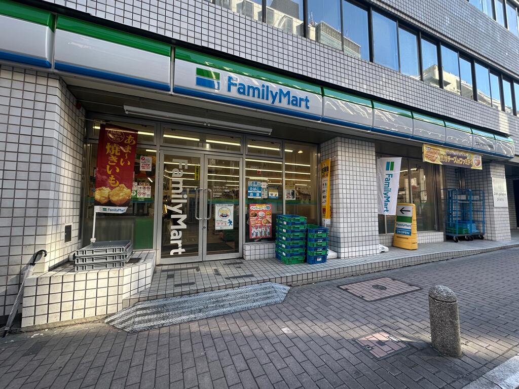 コンビニ　ファミリーマートエスプラナード赤坂店（コンビニ）まで311m