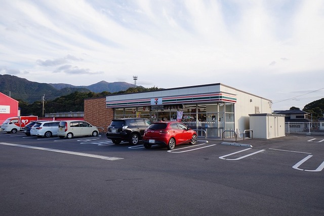 コンビニ　セブンイレブン（コンビニ）まで120m
