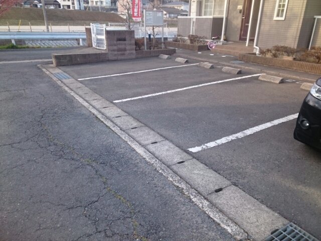駐車場　駐車場があるので、車を買う予定の方も安心です