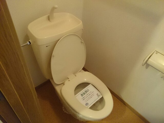 トイレ　落ち着いた色調のトイレです