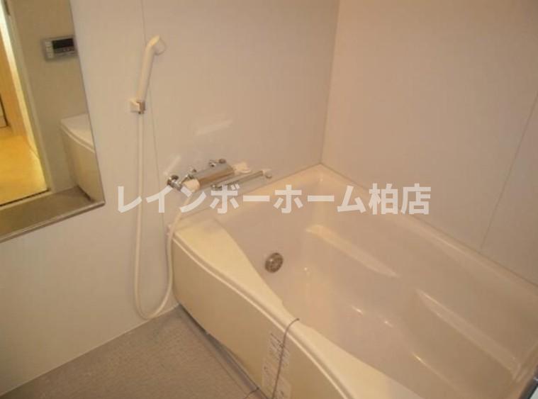 バス・シャワールーム　落ち着いた空間のお風呂です