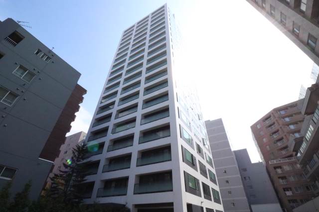 建物外観　見上げるのが大変です、、。