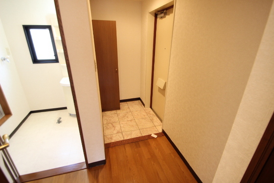 玄関　※別号室のお写真です。