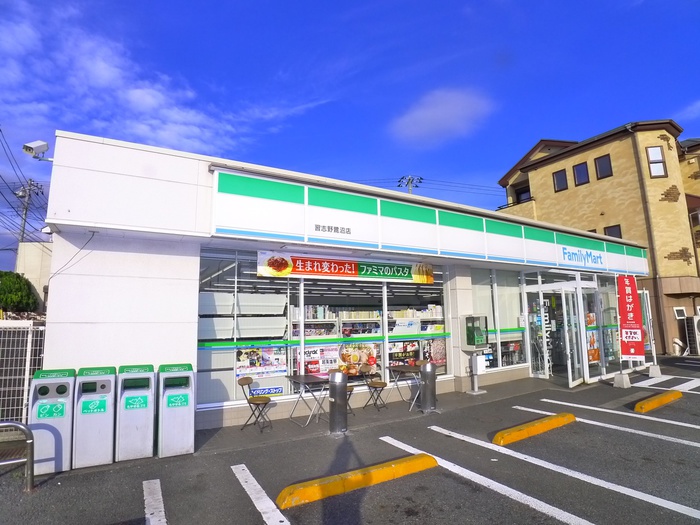 コンビニ　ファミリーマート（コンビニ）まで502m