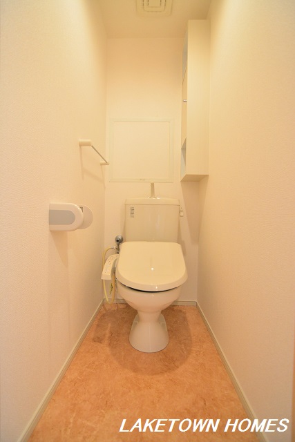 トイレ　収納のある温水洗浄暖房便座付のトイレです。