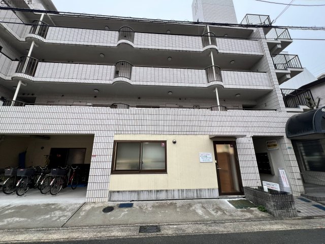 建物外観　周辺にスーパーもあって買い物便利です♪