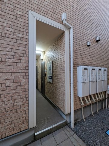 エントランス　落ち着いたエントランスです
