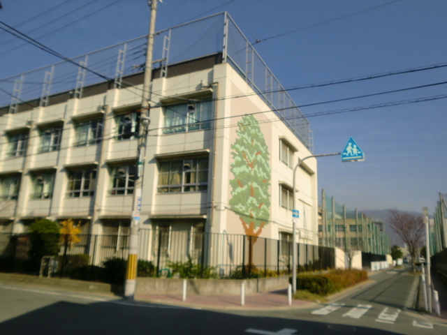 中学校　英田中学校（中学校）まで600m