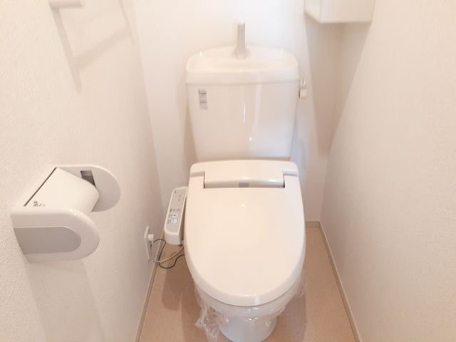 トイレ　落ち着いた色調のトイレです