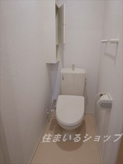 トイレ　シャワートイレ・収納棚あり
