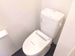 トイレ　落ち着いた色調のトイレです