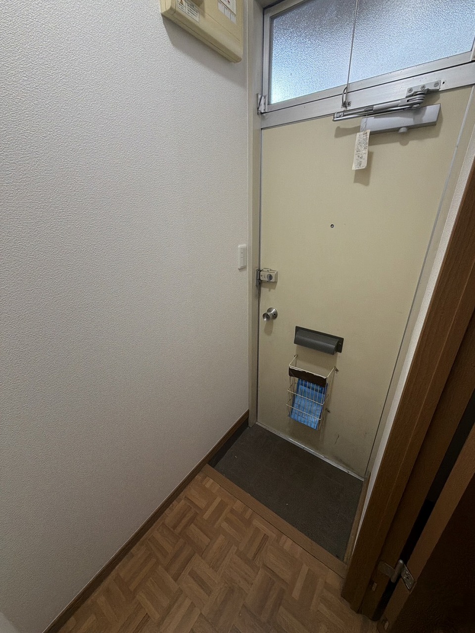 玄関　※クリーニング前の写真です。