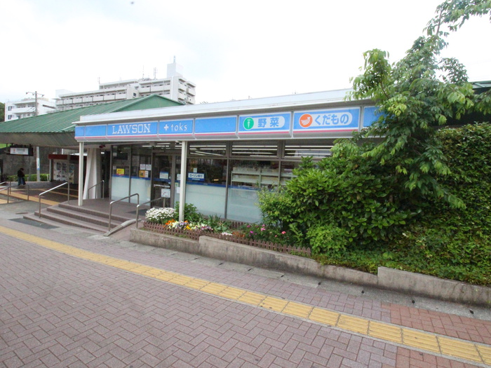 コンビニ　LAWSON+toksすずかけ台店（コンビニ）まで695m