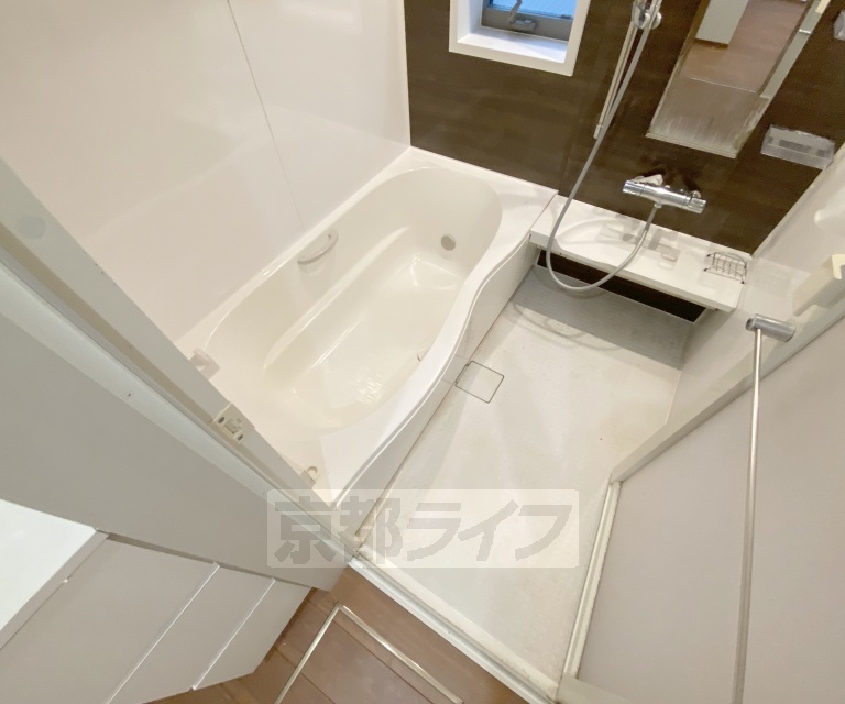バス・シャワールーム　ゆったりと入れる広々とした浴室です。