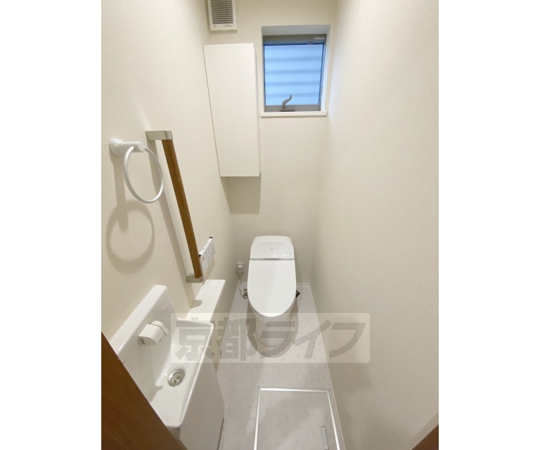 トイレ　独立手洗い付きの洗浄機能付きトイレです。