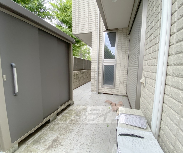 バルコニー　専用庭です。テラス部分のほかに花壇があります。