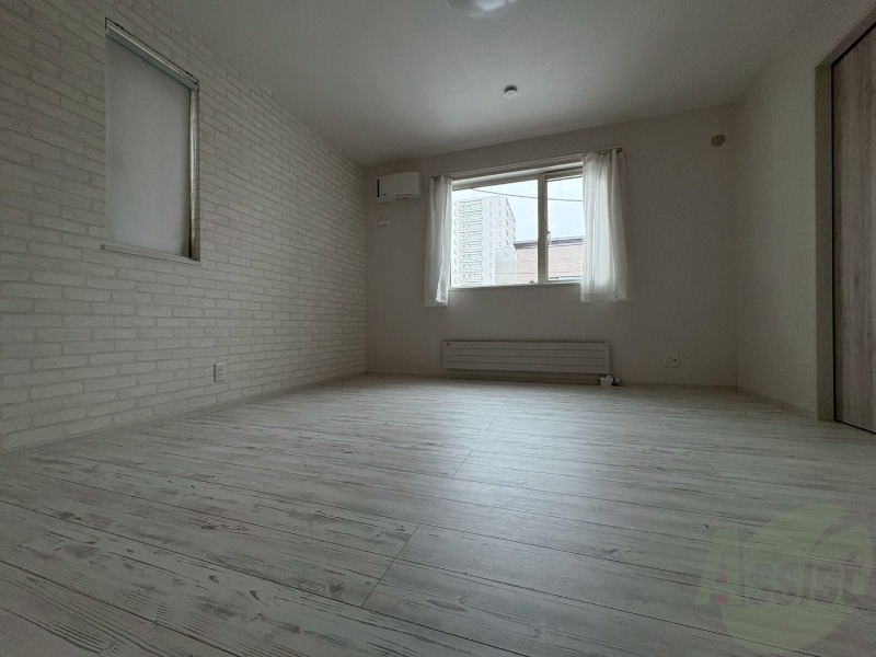 その他部屋・スペース　こちらのお部屋は光が差し込む、温かみのあるお部屋です。