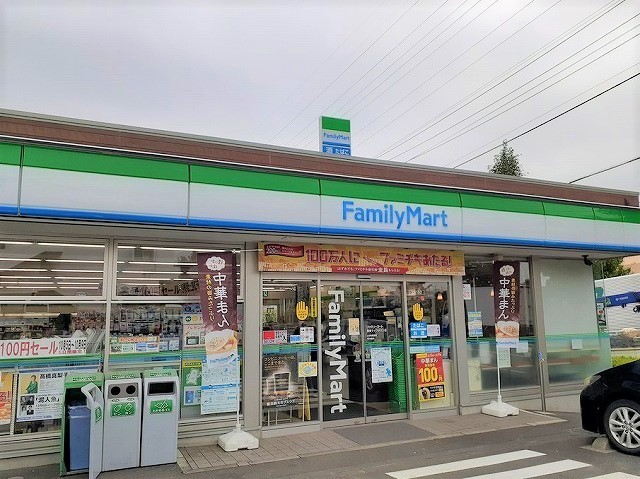 コンビニ　ファミリーマート（コンビニ）まで500m