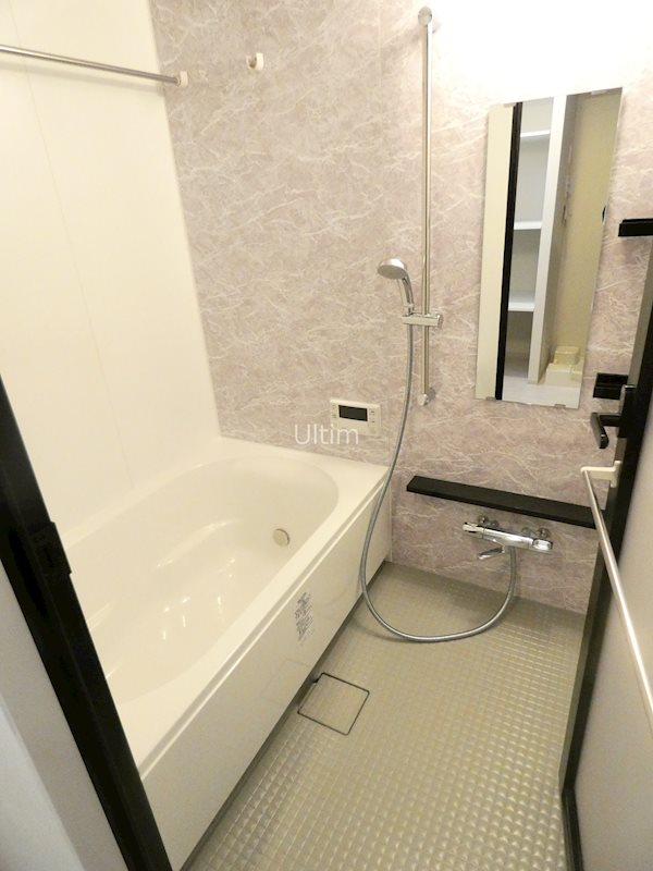 バス・シャワールーム　※同タイプの他のお部屋です