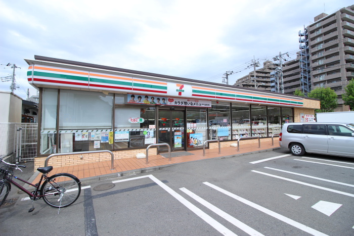 コンビニ　セブンイレブン（コンビニ）まで124m