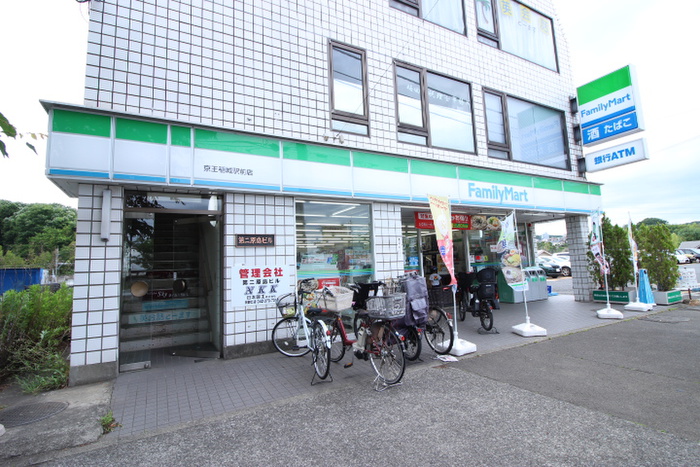 コンビニ　ファミリーマート（コンビニ）まで204m