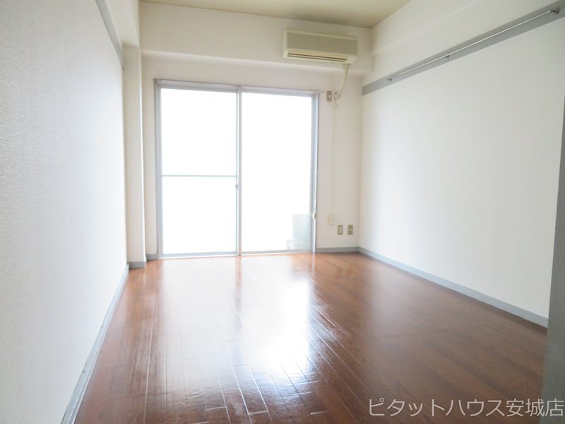 居室・リビング　同物件別部屋