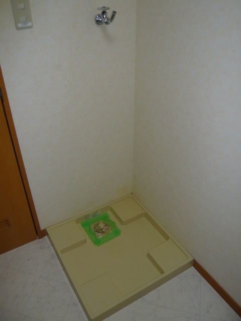 その他　洗濯機置場（参考同型301号室室内写真）