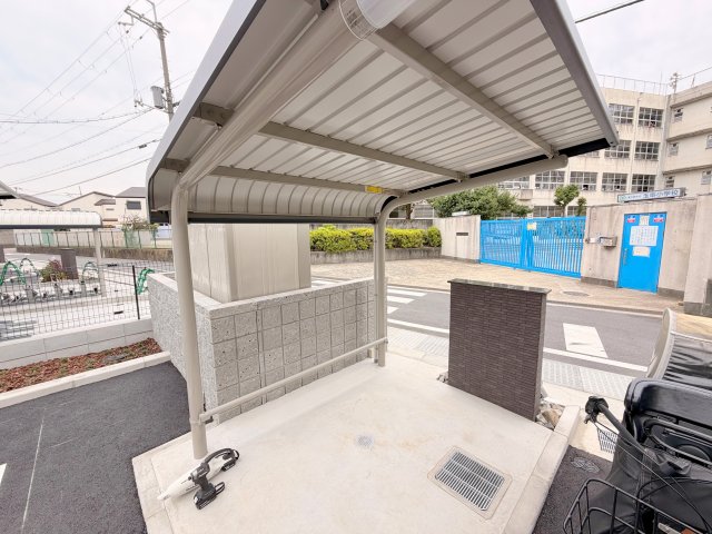 駐車場　敷地内には入居者専用の駐輪スペースもあります。