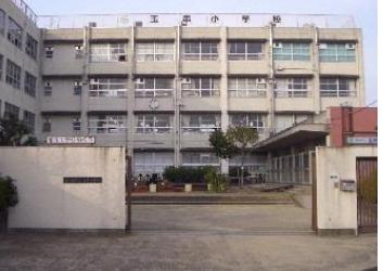 小学校　東大阪市立玉串小学校（小学校）まで388m