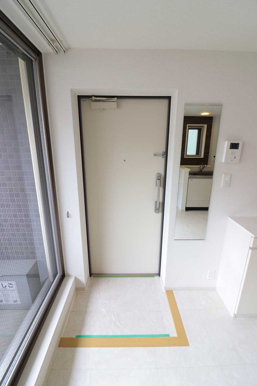 玄関　※同物件、別部屋の写真です。
