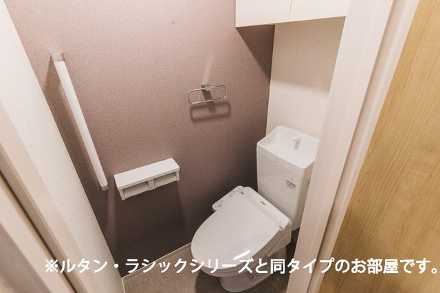 トイレ　落ち着いた色調のトイレです