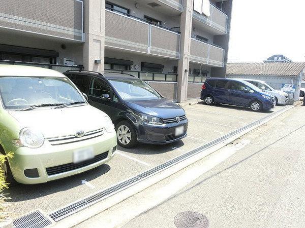 駐車場　敷地内駐車場！