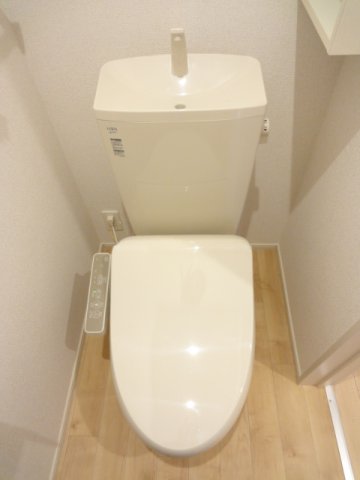 トイレ　落ち着いた色調のトイレです