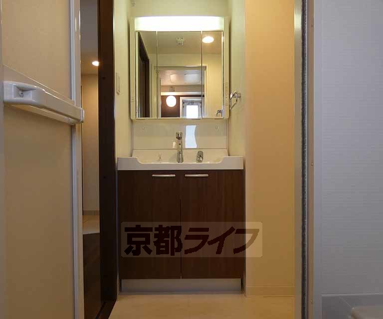 洗面設備　綺麗な洗面台です。