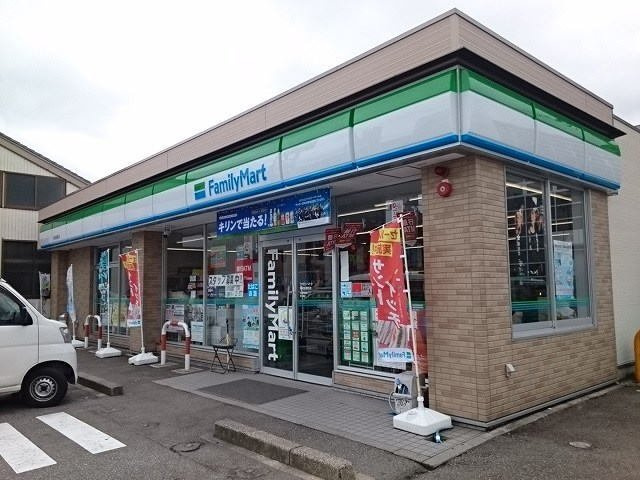 コンビニ　ファミリーマート 高岡金屋町店（コンビニ）まで777m