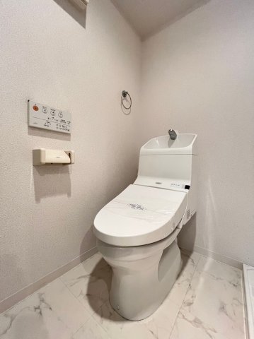 トイレ　同物件、別号室の参考写真です。
