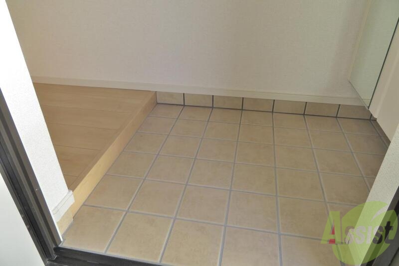 玄関　段差のあまりない玄関ですね、シューズボックスもあります