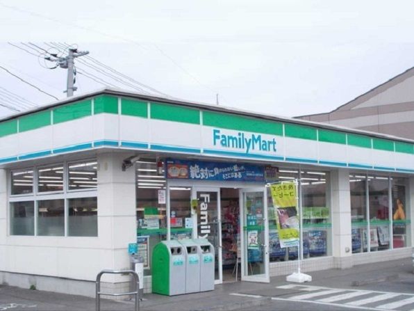 コンビニ　ファミリーマート総社溝口店（コンビニ）まで550m
