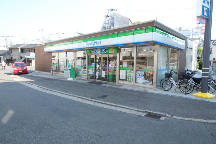 コンビニ　ファミリーマート（コンビニ）まで323m