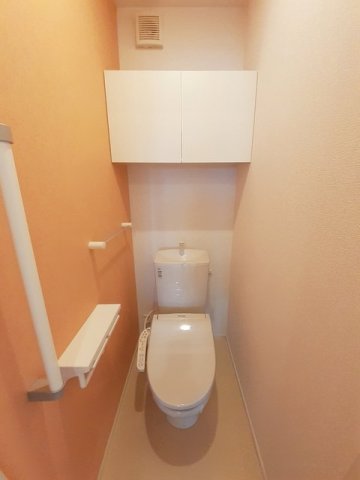 トイレ　落ち着いた色調のトイレです