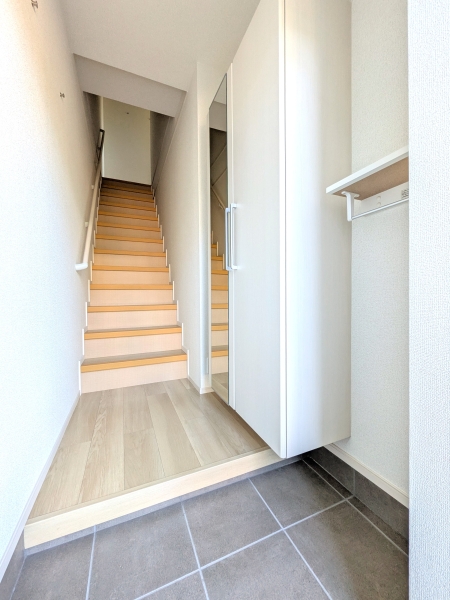 玄関　※参考写真　同建築メーカー施工の同間取完成他物件のものです。