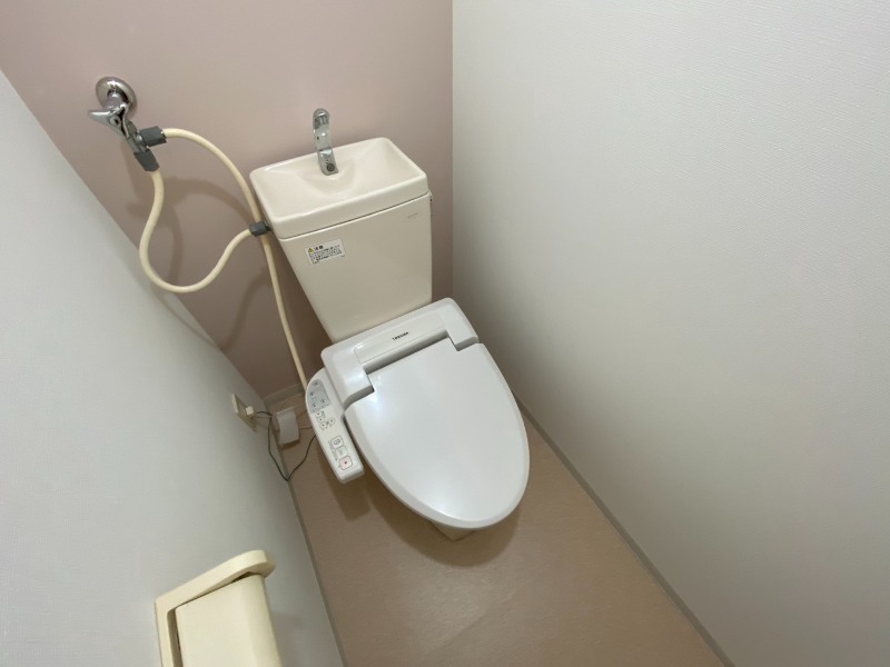 トイレ　ウォシュレット機能がついたトイレ。安心して使用できますね。