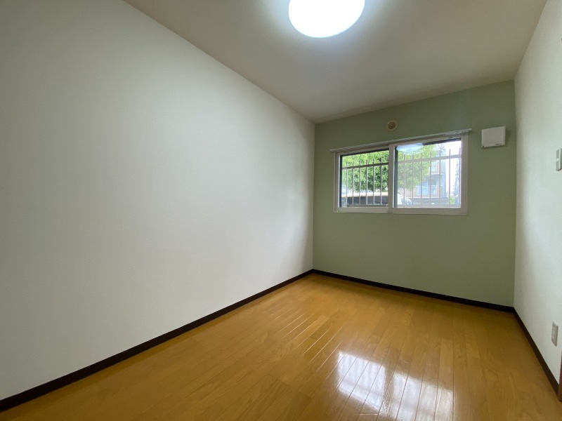 その他部屋・スペース　寝室はこちらです。光が差し込む、温かみのあるお部屋です。