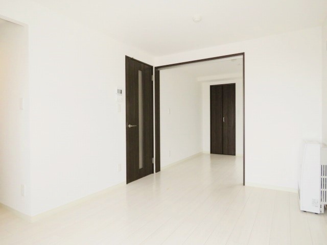 居室・リビング　白を基調とした明るい内装のお部屋です。