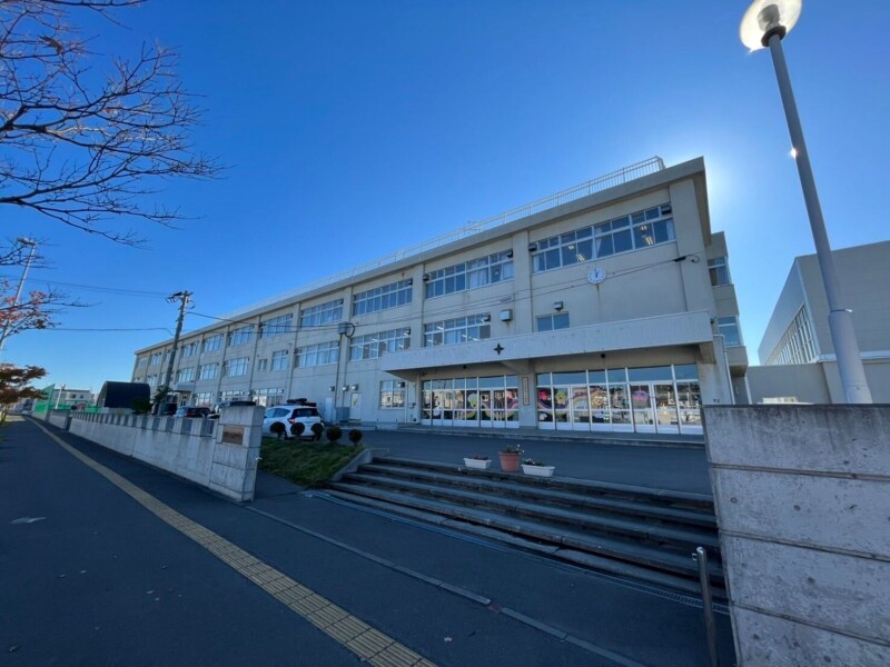 中学校　札幌市立札苗北中学校（中学校）まで449m